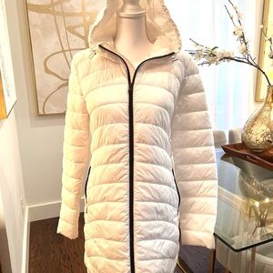 GAP Women's white light-weight hooded puffer jacket